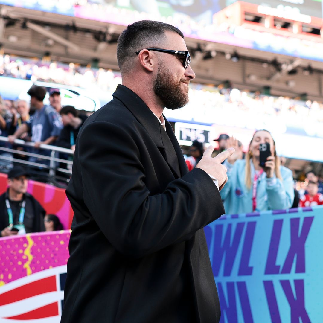 Travis Kelce #87 des Chiefs de Kansas City marche sur le terrain avant le Super Bowl LX entre les New England Patriots et les Seattle Seahawks au Levi's Stadium le 8 février 2026 à Santa Clara, en Californie.