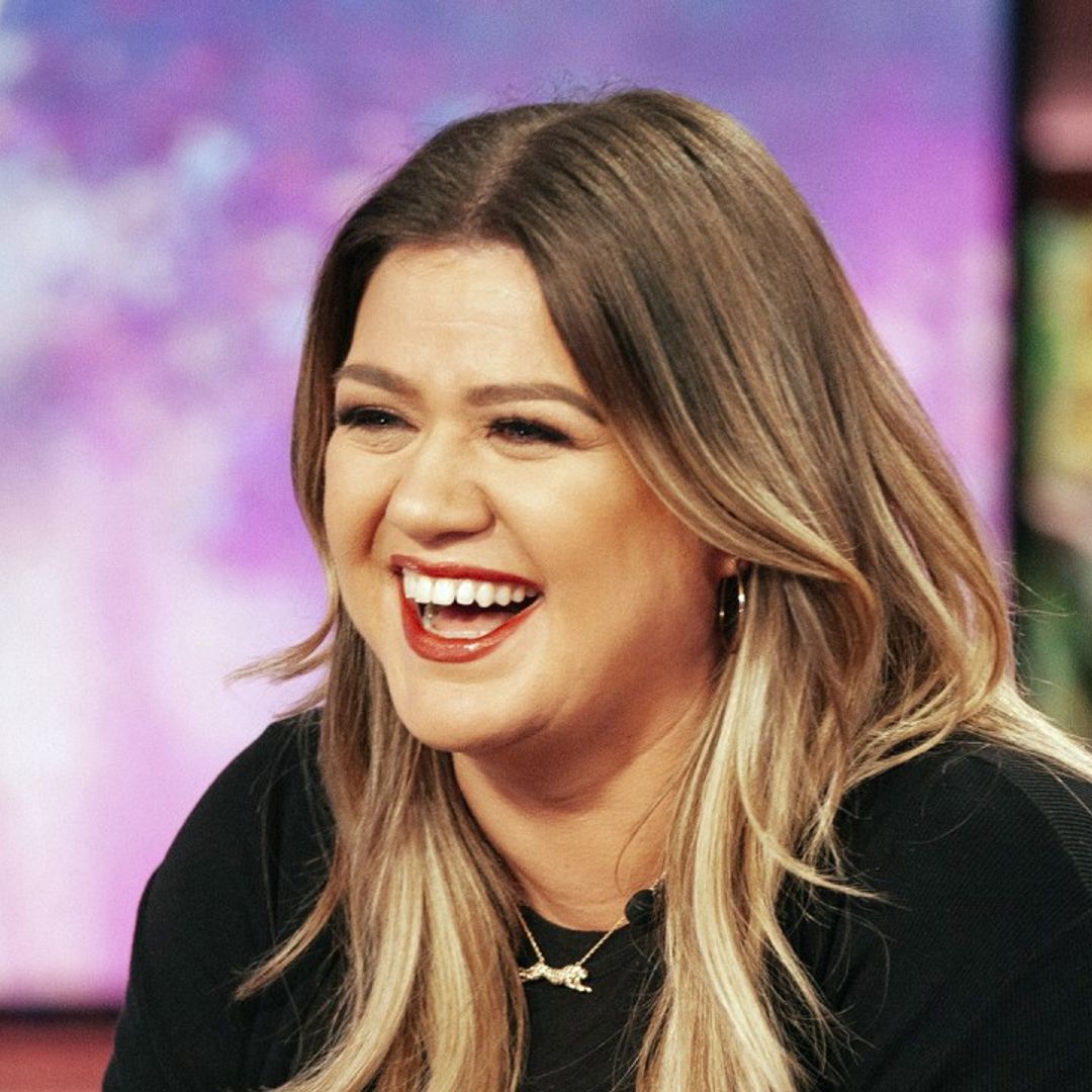 Kelly Clarkson surprises fans with TMI story