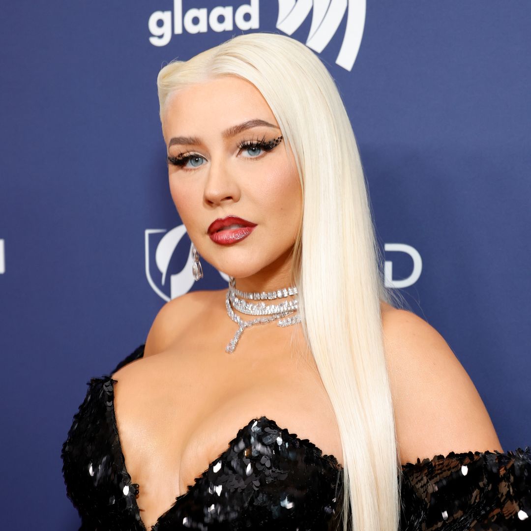 Christina Aguilera displays 40lbs weight loss in skintight pants and plunging top – photos