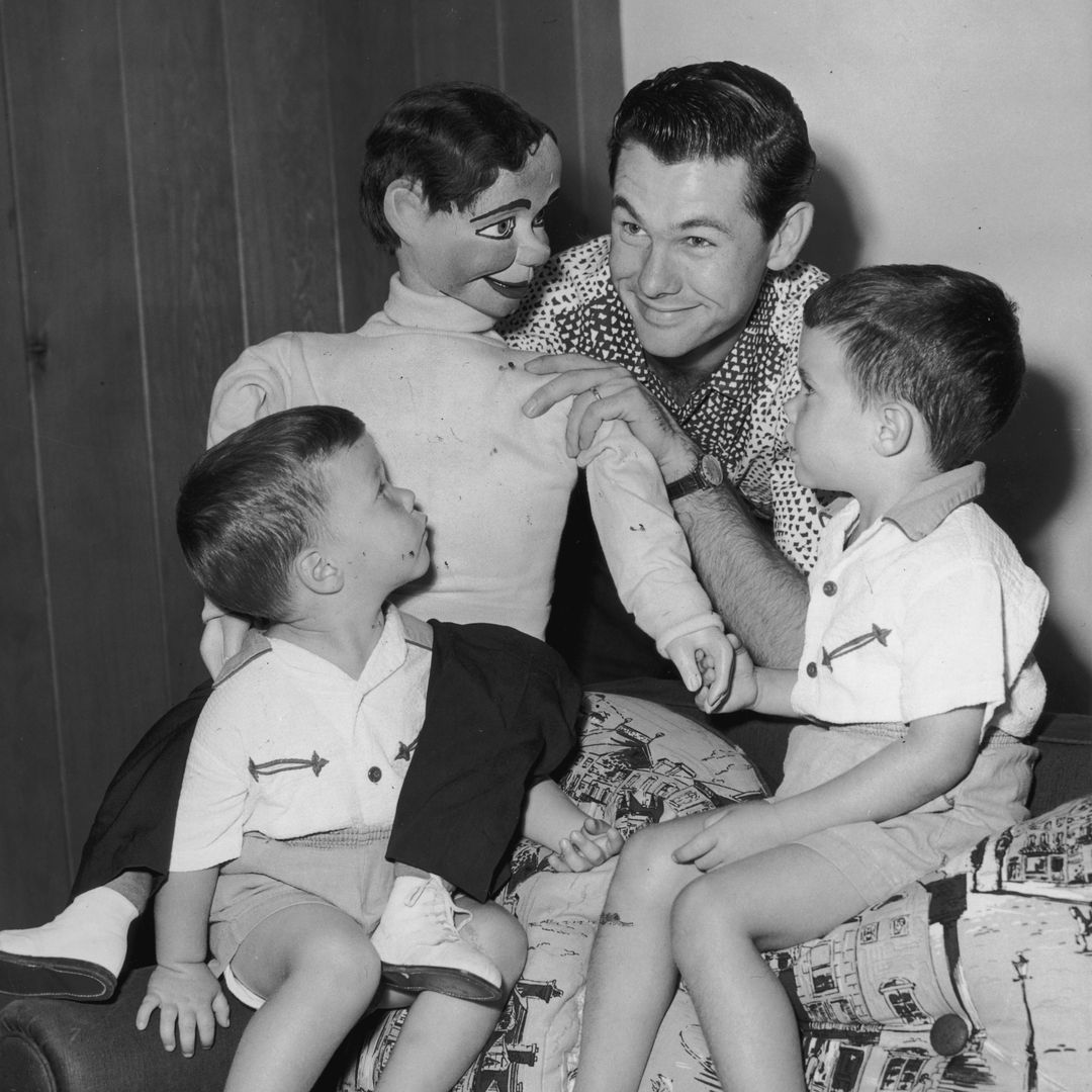 Rencontrez les trois fils de Johnny Carson: à l'intérieur de la vie privée de sa famille maintenant au milieu de la tragédie 3 Vers 1955: le comédien américain et animateur de télévision Johnny Carson (1925 - 2005) (en haut) joue avec le mannequin d'un ventriloque, comme ses fils, Ricky et Kit, regardent.