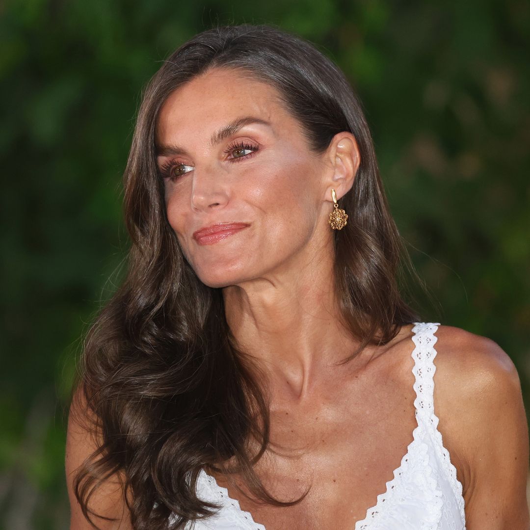 Queen Letizia is a holiday goddess in bridal white dress
