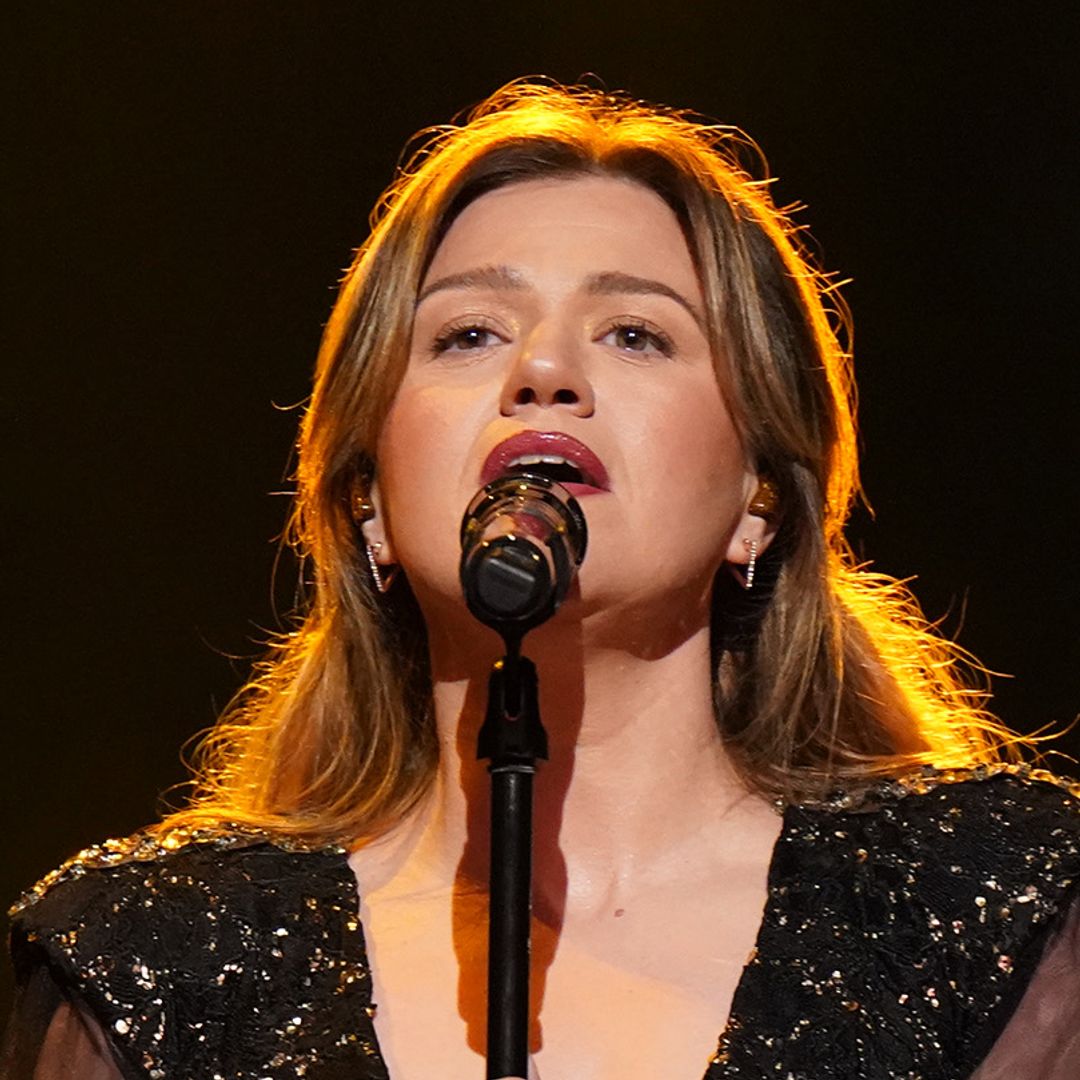 When does Kelly Clarkson return to the stage?