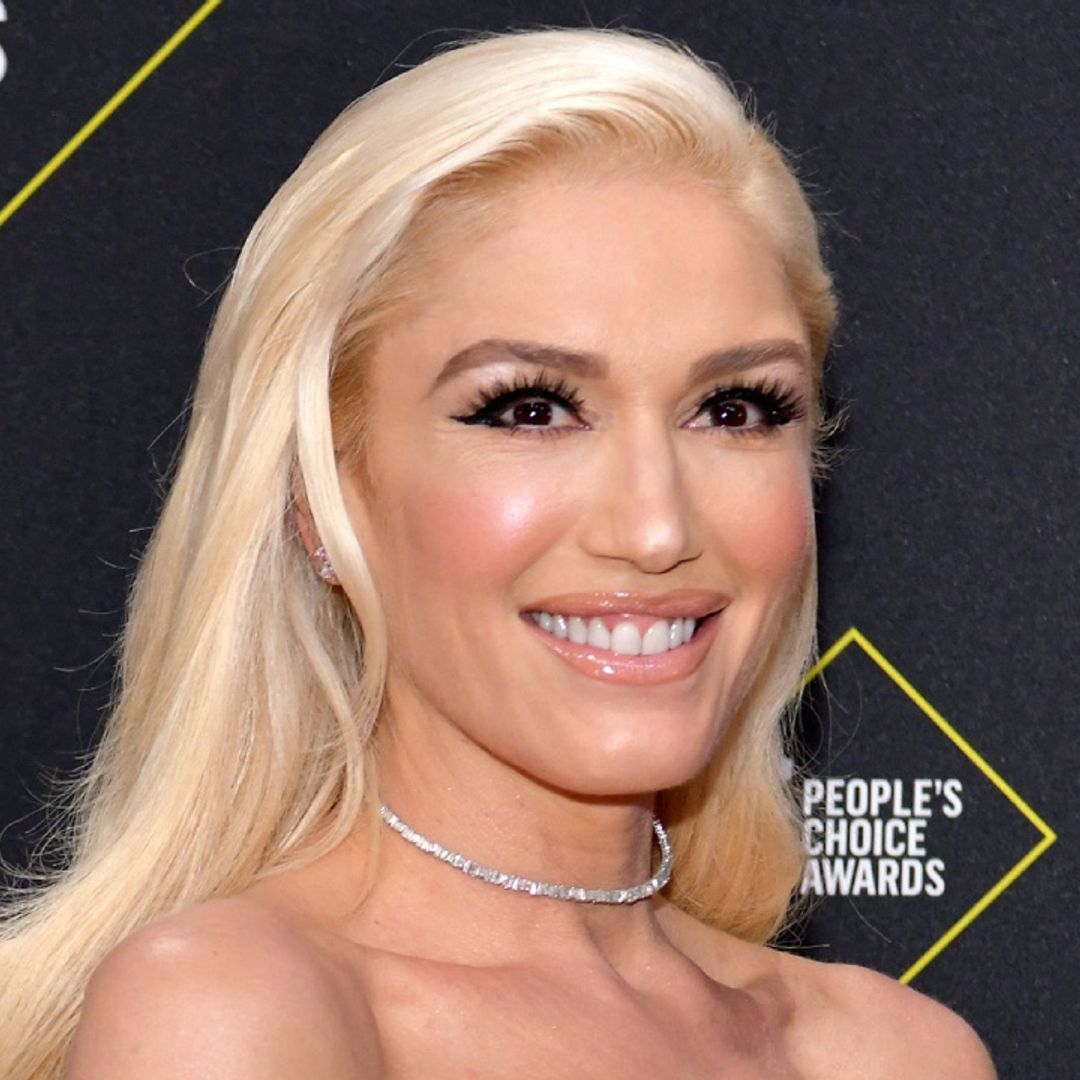 Gwen Stefani duets with Blake Shelton for romantic performance in a jaw-dropping gown