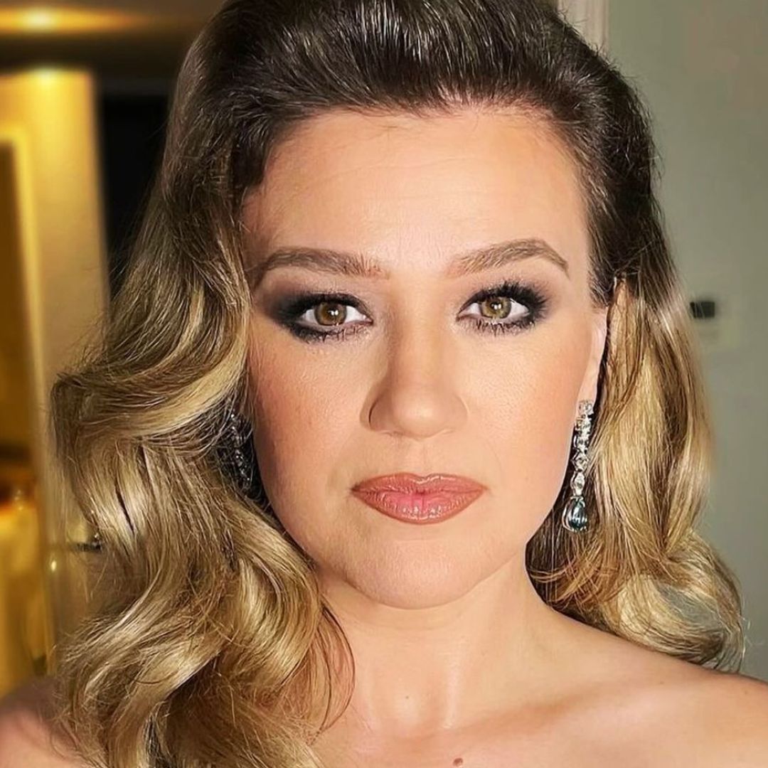 Kelly Clarkson rocked the 'perfect date night jumpsuit' & it's Khloe Kardashian approved