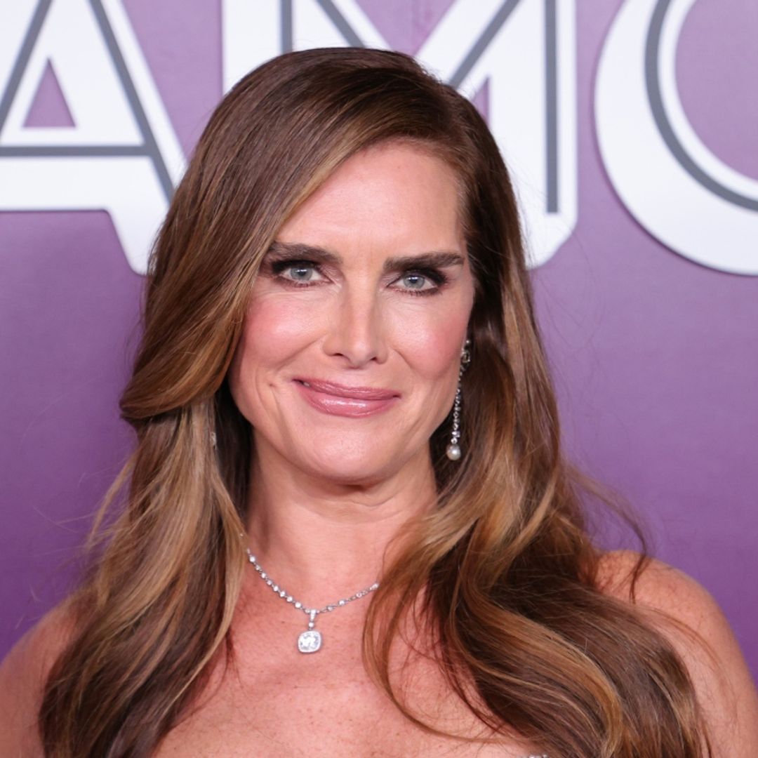 Brooke Shields really turns up the heat with sensational swimsuit photo
