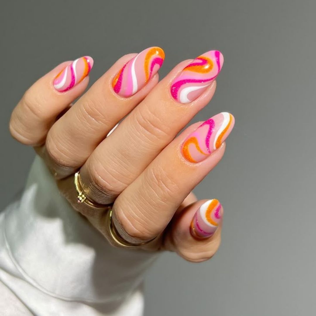 Nails abstraits roses et orange 