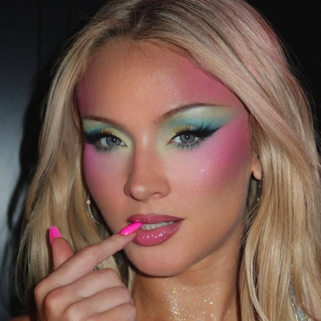 Zara Larsson wearing green eyeshadow and pink blush