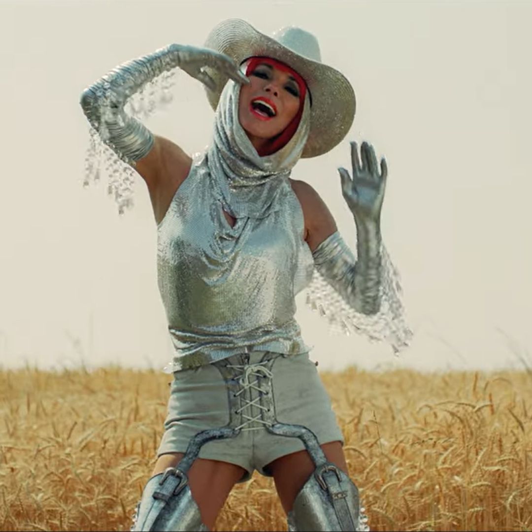 Shania Twain's fans defend star after she shares incredible BTS clip from music video