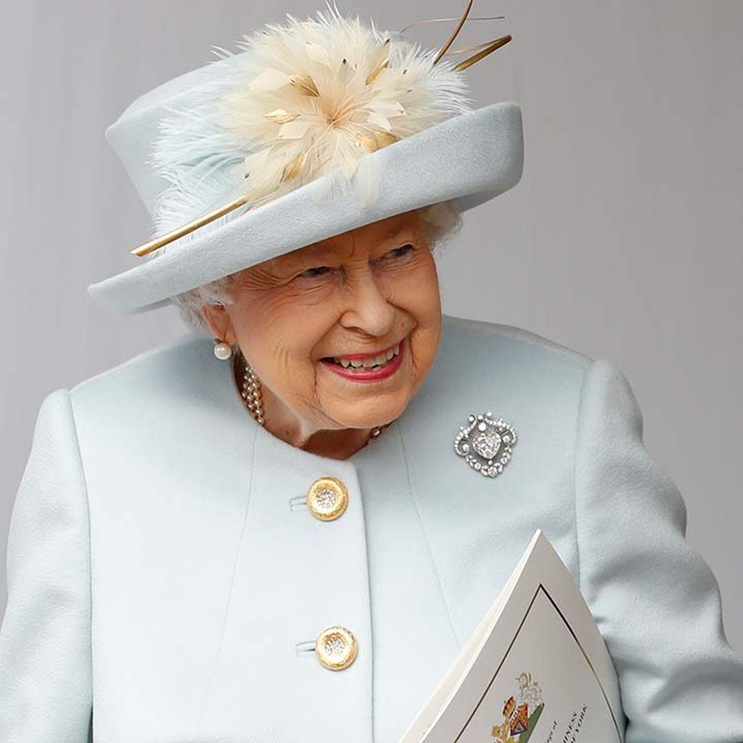 The Queen pays sweet tribute to Scotland with stunning brooch