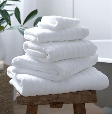 белые фирменные полотенца