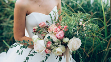 bride-wedding-flowers