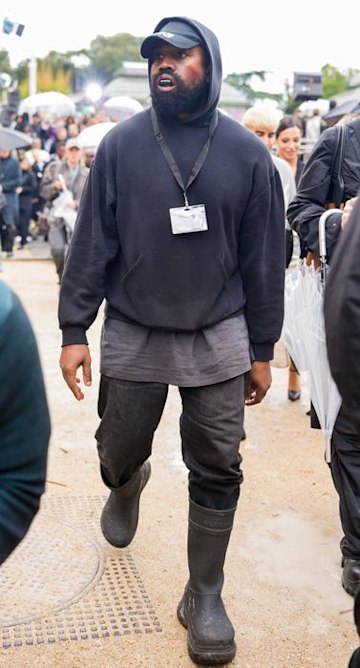 Kanye West fotografado com um moletom em outubro de 2022
