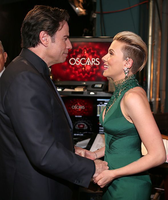 Scarlett Johannson Defends John Travoltas Oscars Kiss Hello 7766