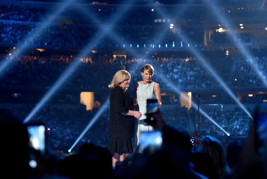 Taylor Swift S Mum Gives Emotional Speech At The 2015 Academy Of Country Music Awards Hello