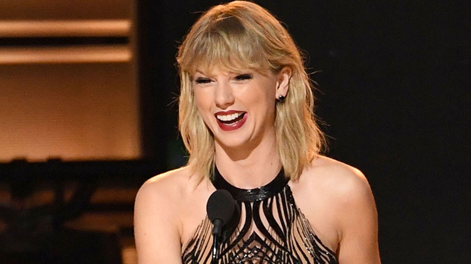 Taylor Swift Returns To The Spotlight In Daring Gown At The CMA Awards ...