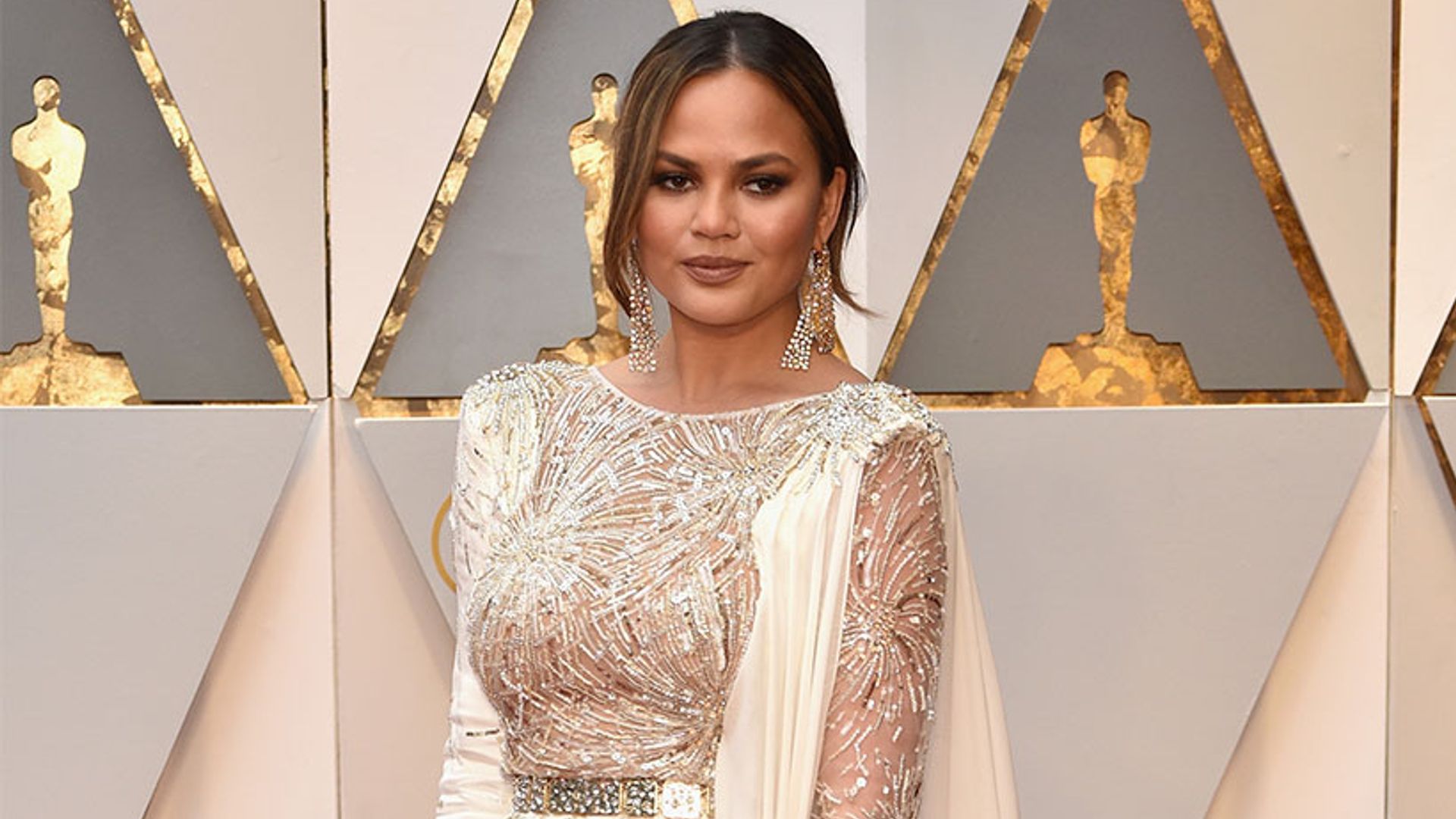 Oscars 2017 Chrissy Teigen Reacts After Falling Asleep Next To Husband John Legend 