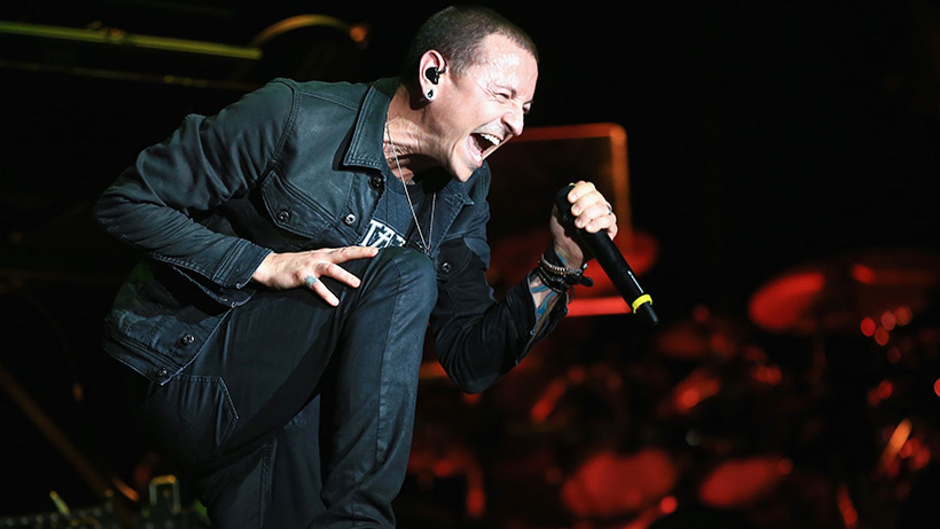 Chester Bennington's Widow Shares Photo Of Singer Laughing Days Before ...