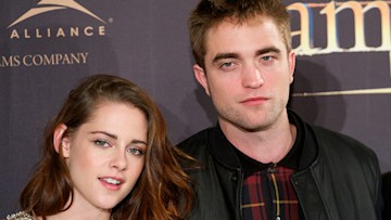 Kristen Stewart posing with Robert Pattinson