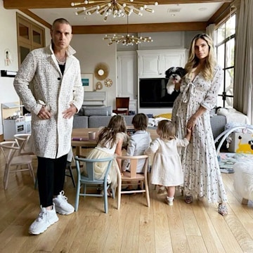 ayda-and-robbie-posing-with-the-kids