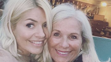 holly willoughby mum