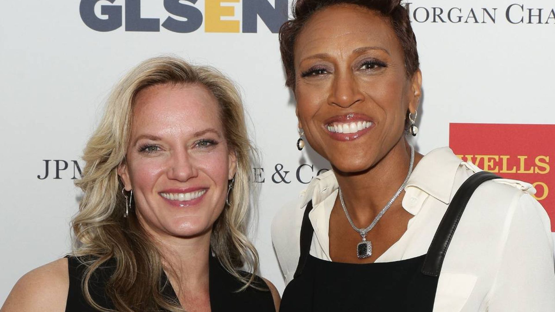 GMA's Robin Roberts Shares Incredible Beach Photo With Partner Amber ...