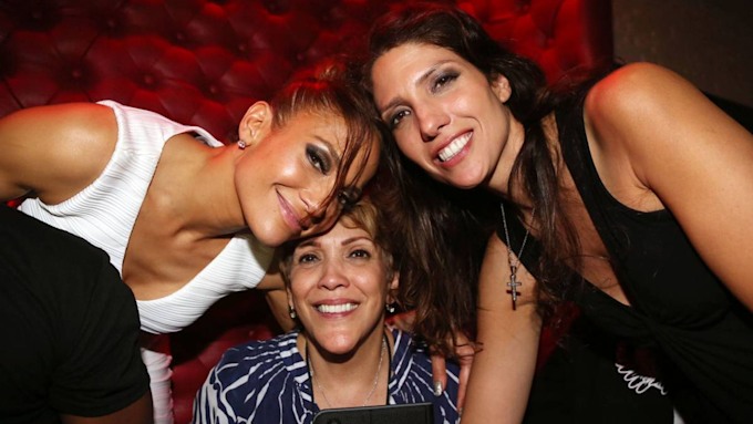 Jennifer Lopez&rsquo;s sisters Leslie and Lynda make rare appearance in