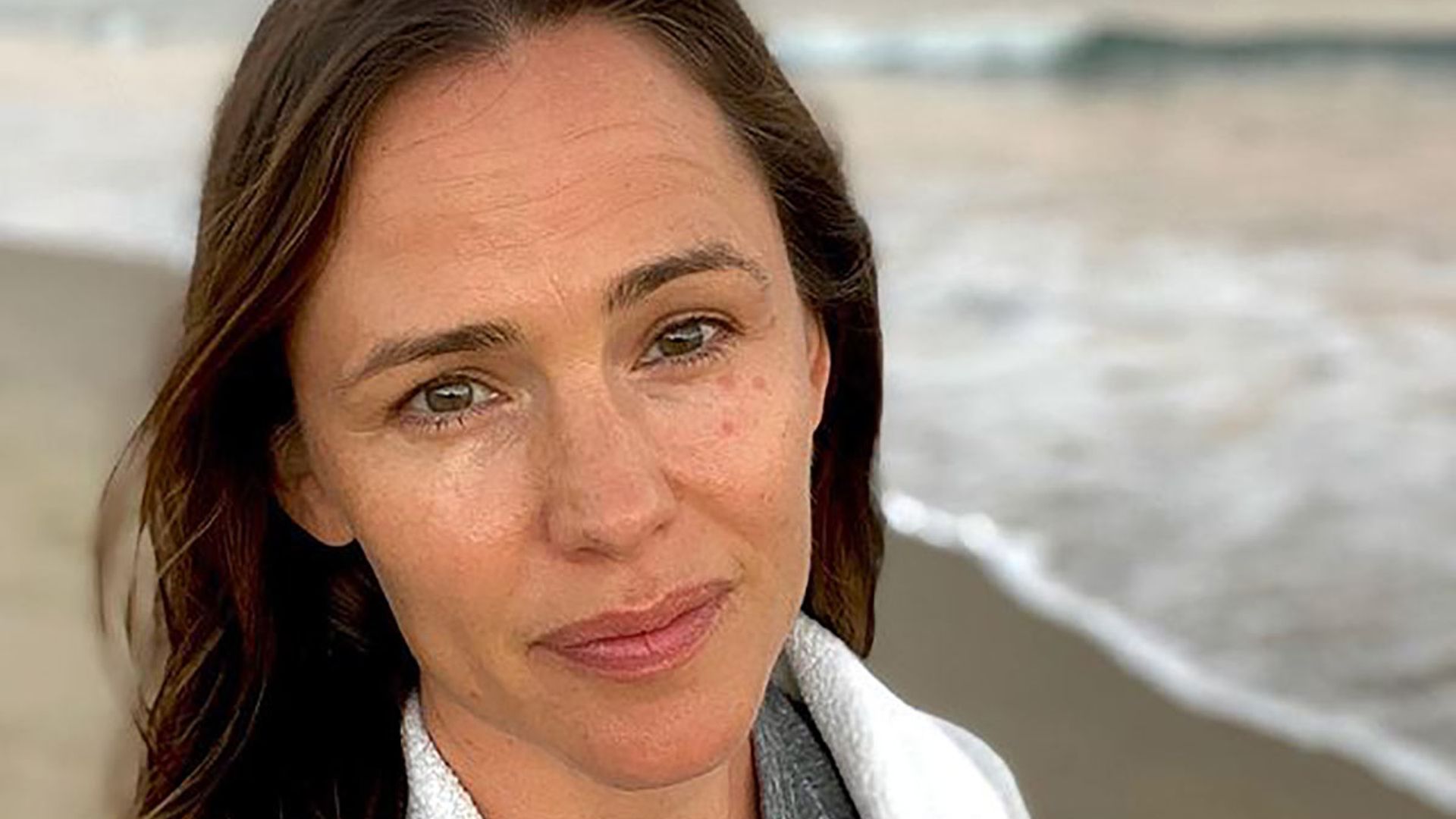 Jennifer Garner's Christmas tree features sweet family picture - see it