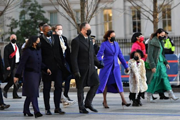 Kamala Harris pays heartfelt tribute with rare family photo – sparks ...