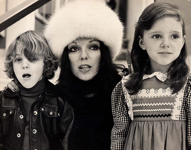 Joan Collins S Granddaughter Is Her Double In Very Rare Family Photo   Joan Collins Children Z 