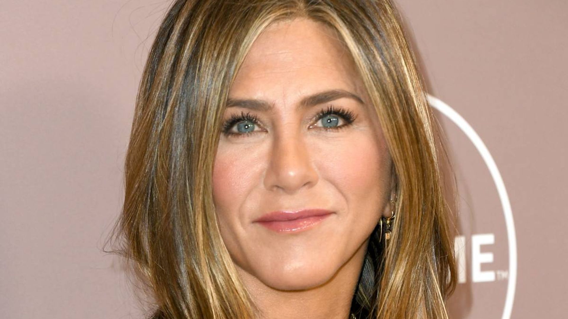 Jennifer Aniston poses on the beach in jaw-droppping photo as she ...