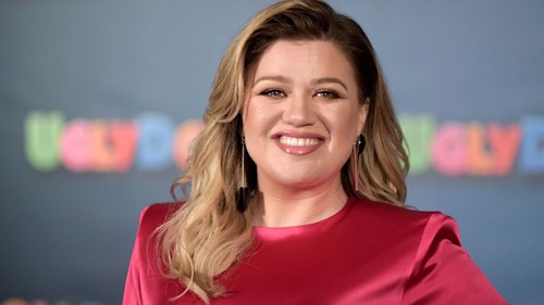 Kelly Clarkson sends fans into meltdown as she teases big news