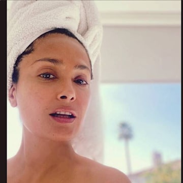 Salma Hayek poses in towel in unreal makeup-free bathroom selfie