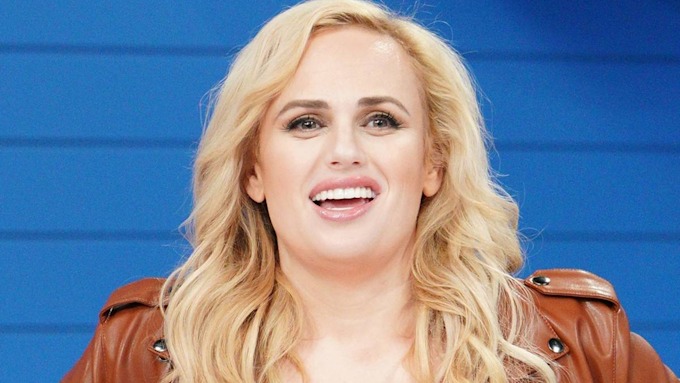 Rebel Wilson floors fans with all-natural beauty in truly stunning ...