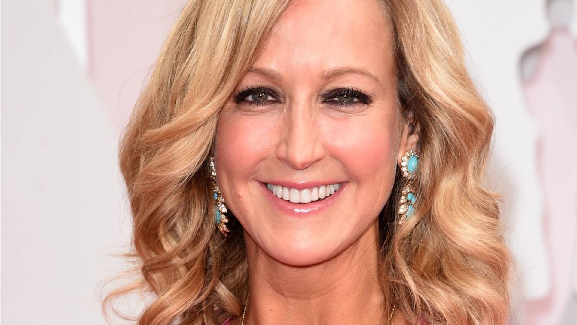 Gmas Lara Spencer Stuns With Gorgeous Loved Up Photo With Husband At