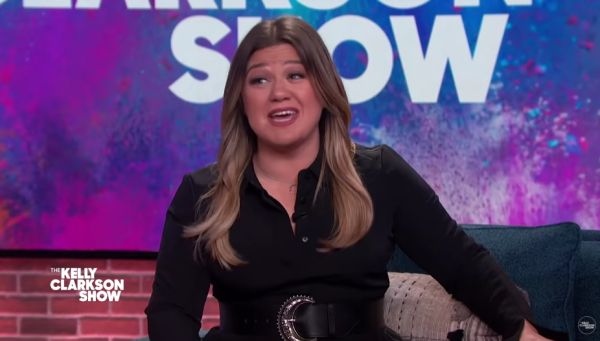 Kelly Clarkson surprises fans with TMI story | HELLO! Kelly Clarkson surprises fans with TMI story | HELLO!