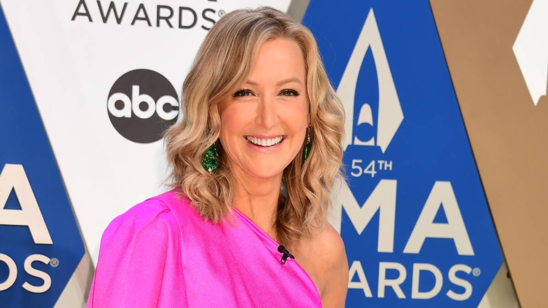 Gmas Lara Spencer Causes A Stir With Fun New Photo Hello