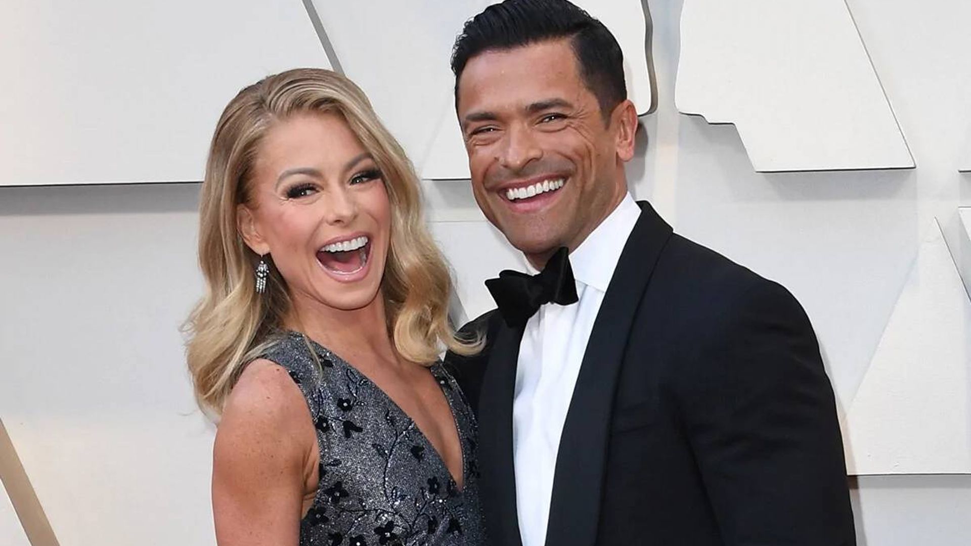 Kelly Ripa's hilarious family photo is too good to miss | HELLO!