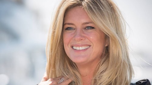 Rachel Hunter and lookalike sister could be twins in rare family photo