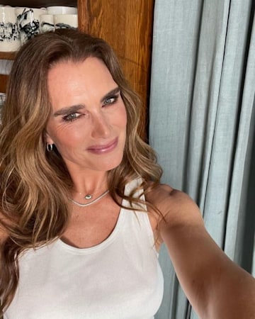 brooke-shields-summer-selfie