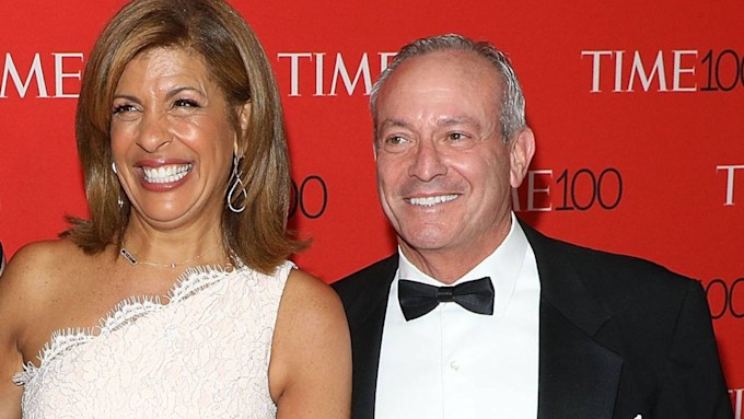 Today's Hoda Kotb surrounded by family and fiancé Joel Schiffman to ...