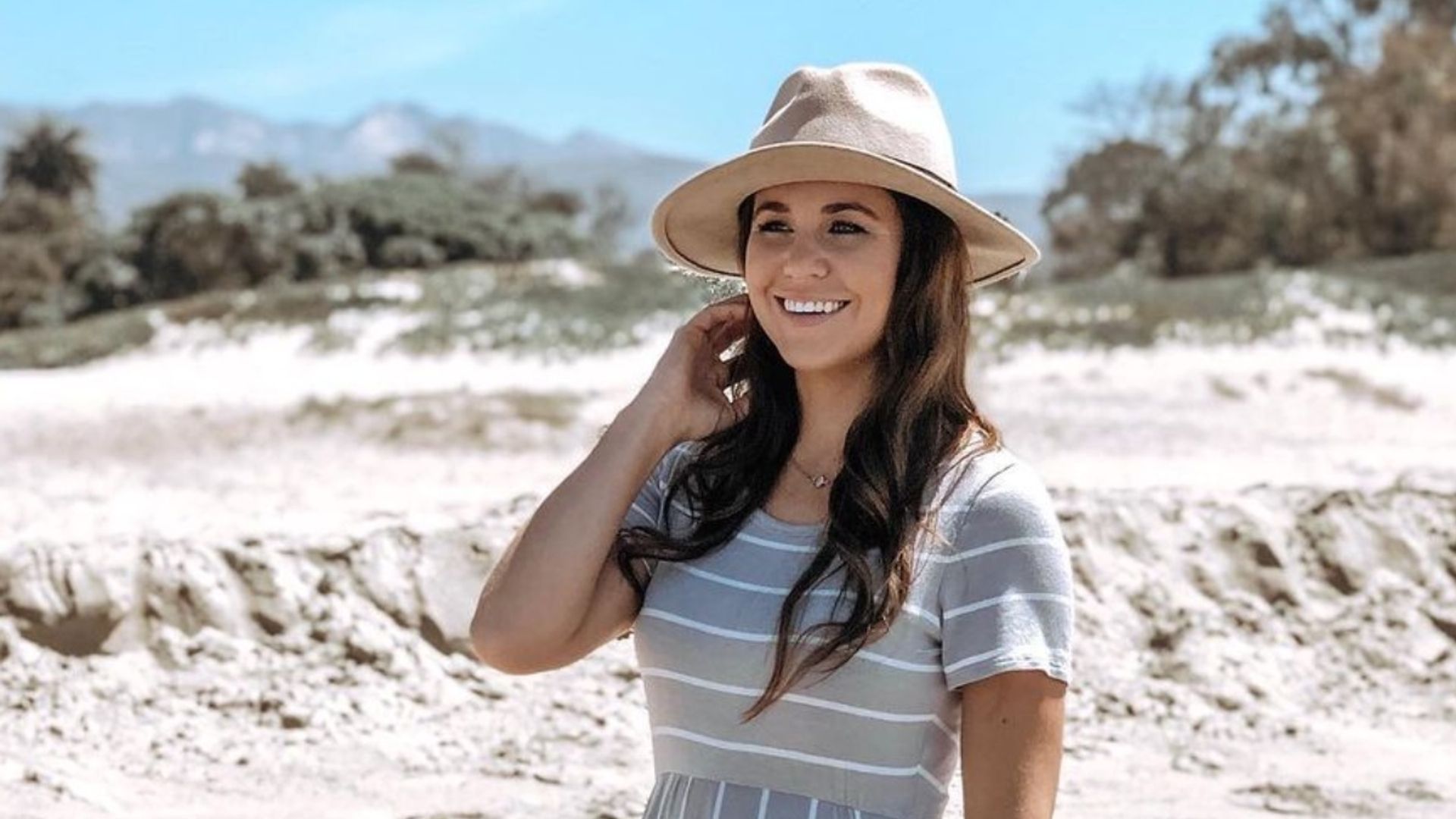 Jana Duggars Fashion Style Gets Fans Talking As She Spends Time With Sister Jessa Hello 