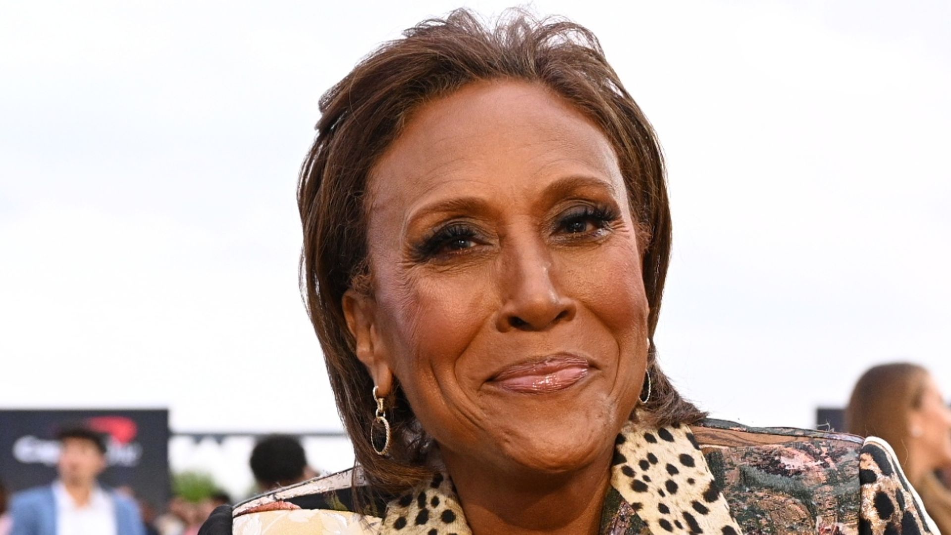 GMA's Robin Roberts Congratulated By Fans As She Flashes Huge Ring In ...