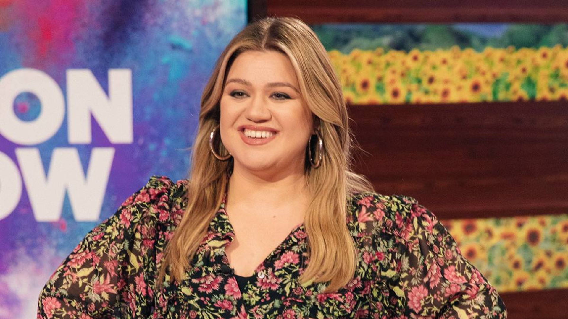 Kelly Clarkson shows off her hourglass figure in leopard-print dress ...