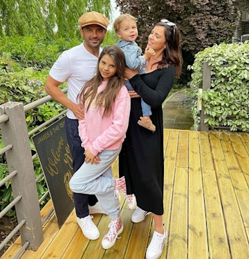 Lucy Mecklenburgh and Ryan Thomas come together for final family photo ...