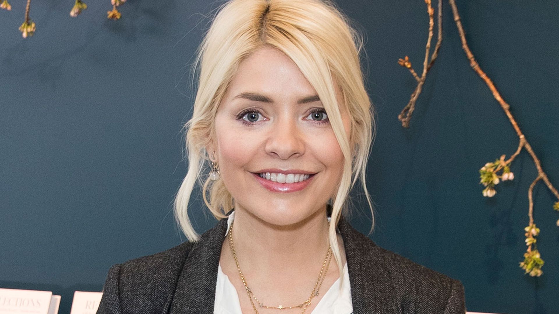 This Morning's Holly Willoughby sparks reaction with stunning new photo ...