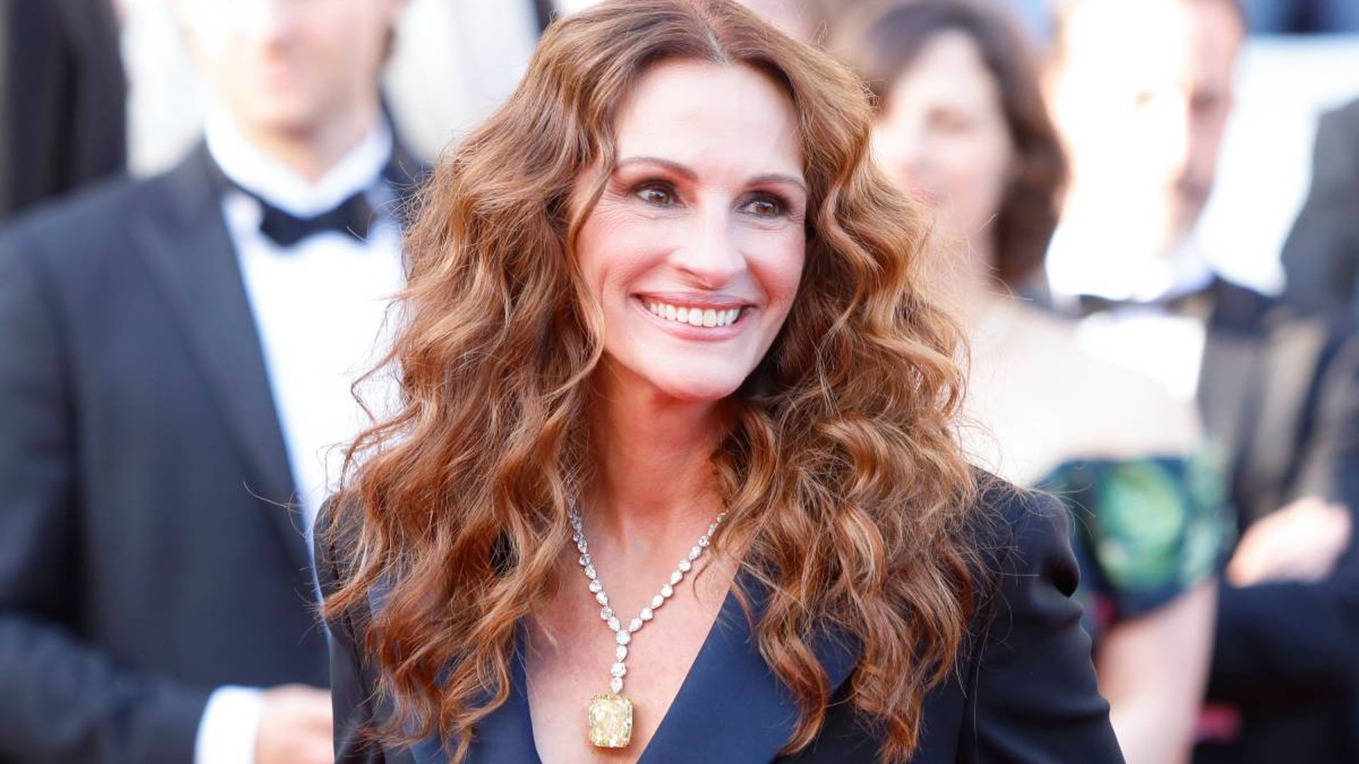 Julia Roberts shares unexpected bathrobe selfie ahead of exciting night