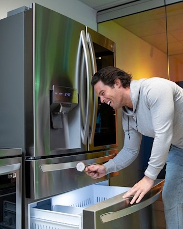 Kevin Wendt avec son réfrigérateur LG Electronics