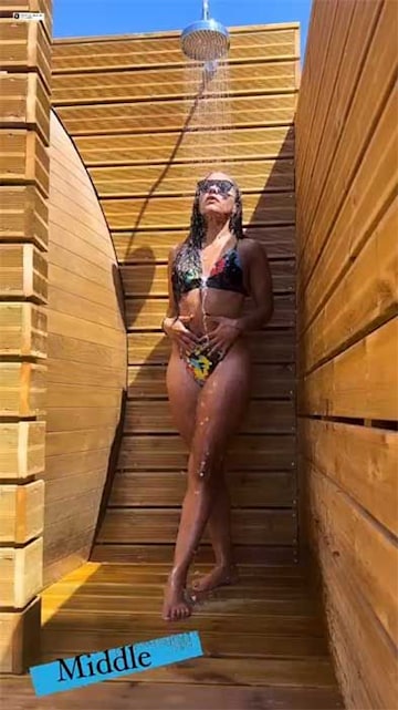 alex-scott-shower-middle