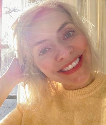 holly-willoughby-sourire