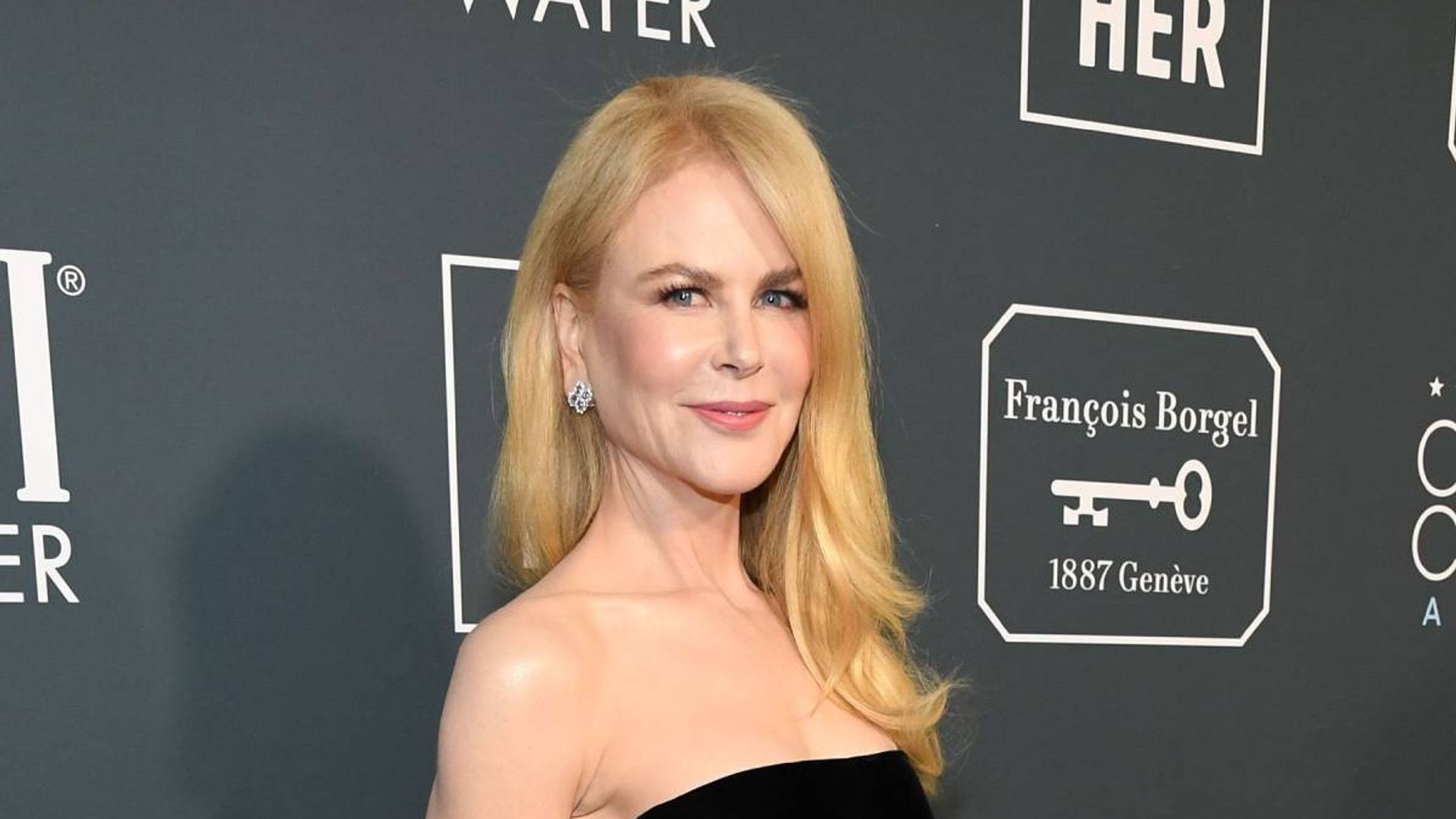 Nicole Kidman looks so unlike her as she's caught off guard in behind ...